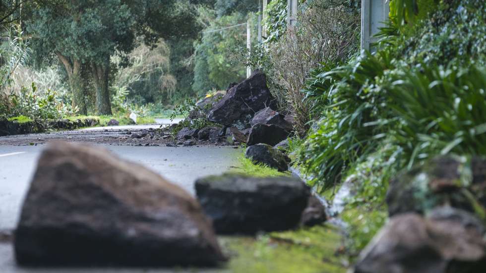 A estrada regional no troço próximo ao miradouro da freguesia do Raminho (concelho de Angra do Heroísmo), Açores, deverá manter-se encerrada "nos próximos dias por motivos de segurança", depois de uma derrocada, após o sismo registado esta manhã, Angra do Heroísmo, Terceira, Açores, 14 de janeiro de 2024. Numa nota hoje divulgada, o Serviço Regional de Proteção Civil e Bombeiros dos Açores (SRPCBA) refere que, na sequência do sismo que ocorreu pelas 07:19 locais (08:19 em Lisboa) de hoje com magnitude 4,5 na escala de Richter "foi registada uma derrocada na Estrada Regional, no troço próximo ao miradouro da freguesia do Raminho (concelho de Angra do Heroísmo), obstruindo a via com rochas e detritos". ANTÓNIO ARAÚJO/LUSA