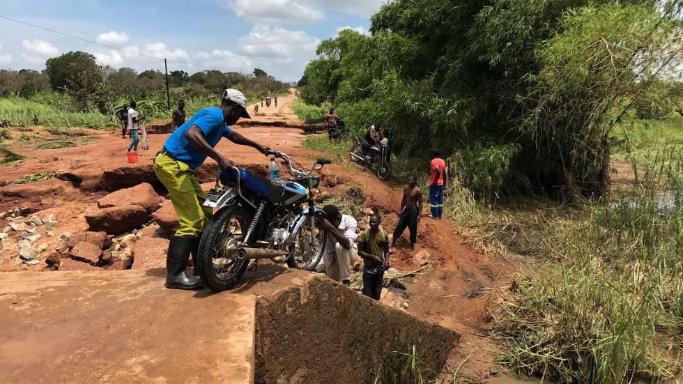 Travessia do rio Anphawane destruída pelo ciclone Gombe na estrada Monapo-Mogincual, província de Nampula, Moçambique, 13 de março de 2022. A tempestade Gombe chegou à costa moçambicana na madrugada de sexta-feira na categoria de ciclone intenso com chuva torrencial e vento de 165 quilómetros por hora, com rajadas superiores a 200 km/hora. ANDRÉ CATUEIRA/LUSA