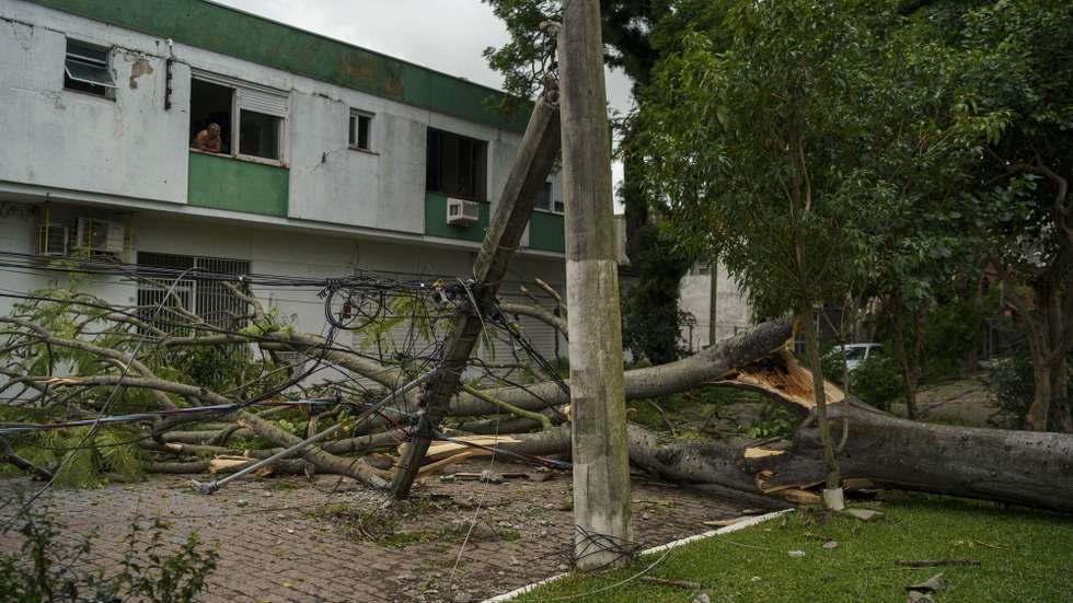 epa11085801 A view of damage caused following heavy rains in the city of Porto Alegre, Rio Grande do Sul, Brazil, 17 January 2024. The storm of rain and strong gusts of wind that has shaken the Brazilian city of Porto Alegre since 16 January, in the south of the country, has left one dead and 600,000 people without electricity, the authorities reported on 17 January.  EPA/Daniel Marenco
