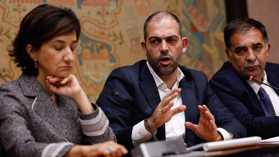 O ministro do Ambiente e da Ação Climática, Duarte Cordeiro (C), acompanhado pela ministra da Agricultura, Maria do Céu Antunes, no final da reunião da Comissão Interministerial da Seca, que debate medidas a adotar em termos agrícolas no Algarve para minimizar a situação de seca, Faro,17 de janeiro de 2024. LUÍS FORRA/LUSA