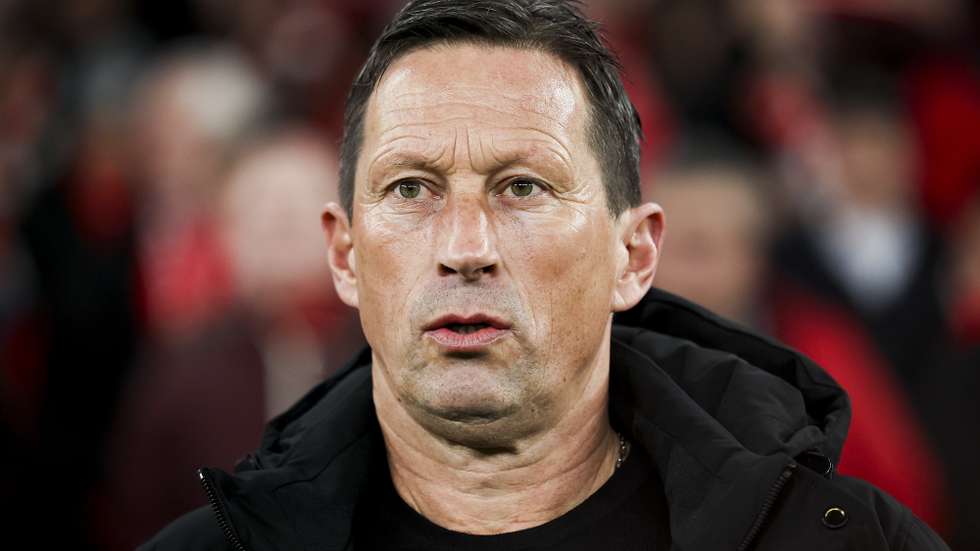 epa11068153 Benfica head coach Roger Schmidt follows the Portugese Soccer Cup match between Benfica and Sporting de Braga, in Lisbon Portugal, 10 January 2024.  EPA/RODRIGO ANTUNES
