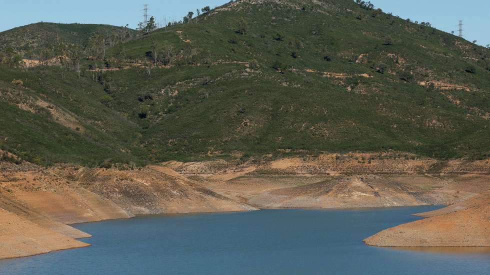 Barragem do Arade, uma das barragem do barlavento Algarvio que se encontrava em novembro a 14,9% do seu nível máximo, devido à falta de chuva que se tem feito sentir no Algarve, em Silves, 21 de dezembro de 2023. Os produtores de laranja algarvios, principalmente os da região de Silves, estão desesperados com a falta de água e alertam para o risco de desaparecimento da cultura de citrinos, estando há dois meses a racionar água. (ACOMPANHA TEXTO DA LUSA DO DIA 23 DE DEZEMBRO DE 2023). LUÍS FORRA/LUSA