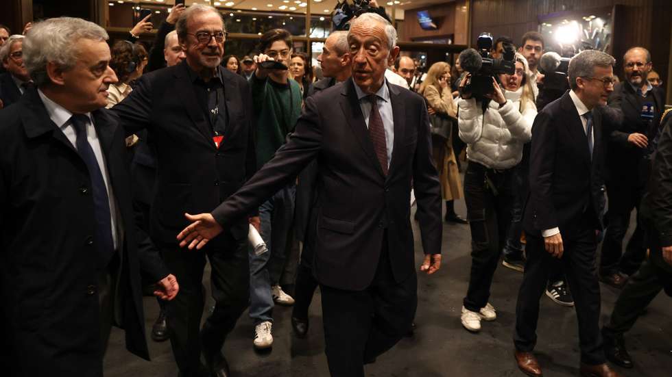 O Presidente da República, Marcelo Rebelo de Sousa (C), acompanhado do presidente do Supremo Tribunal de Justiça, Henrique Araújo (E),  e do presidente da câmara municipal de Lisboa, Carlos Moedas (D), à chegada ao 5º Congresso dos Jornalistas promovido pela Casa da Imprensa, Clube de Jornalistas e Sindicato dos Jornalistas, sob o lema “Jornalismo, Sempre”, para debater temas como a Ética, a Deontologia, a precariedade, a censura, a proximidade, o financiamento do jornalismo de qualidade e as novas fronteiras do jornalismo, a decorrer em Lisboa até 21 de janeiro, Lisboa, 18 de janeiro de 2024.  MANUEL DE ALMEIDA/LUSA