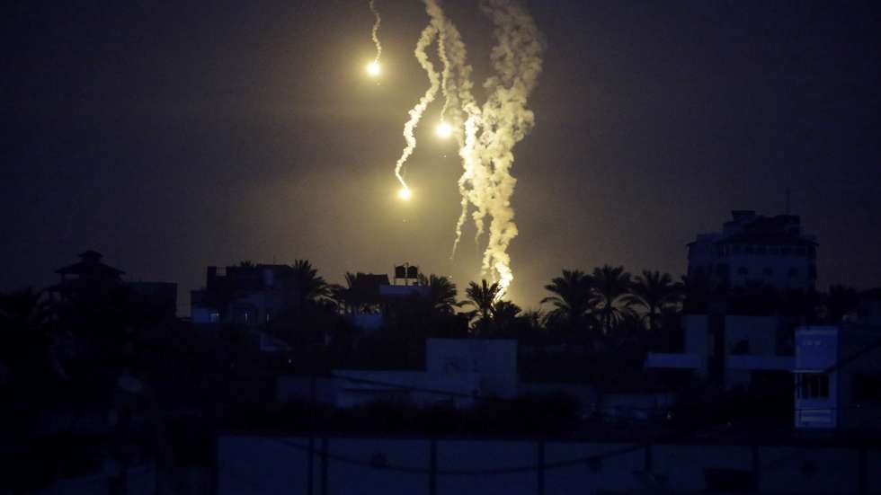 epaselect epa11094593 Israeli army flares illuminate the sky over Gaza City during Israeli operation in the northern Gaza Strip, 20 January 2024. More than 25,000 Palestinians and at least 1,300 Israelis have been killed, according to the Palestinian Health Ministry and the Israel Defense Forces (IDF), since Hamas militants launched an attack against Israel from the Gaza Strip on 07 October, and the Israeli operations in Gaza and the West Bank which followed it.  EPA/MOHAMMED SABER