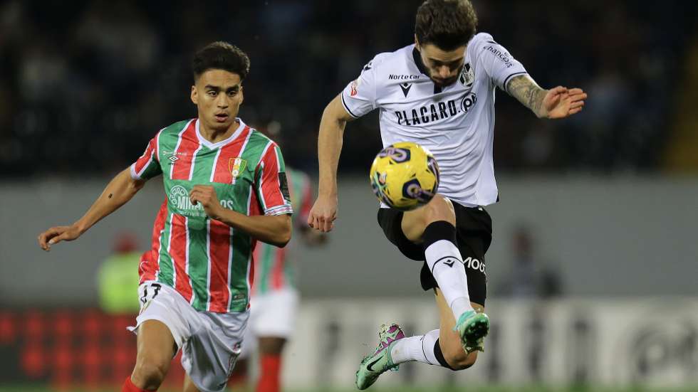 O jogador do Vitória de Guimarães, Nuno Santos (D), disputa a bola com Hevertton do Estrela da Amadora durante o jogo da 18ª jornada da I Liga de Futebol realizado no Estádio D. Afonso Henriques, Guimarães, 21 de janeiro de 2024. MANUEL FERNANDO ARAÚJO/LUSA