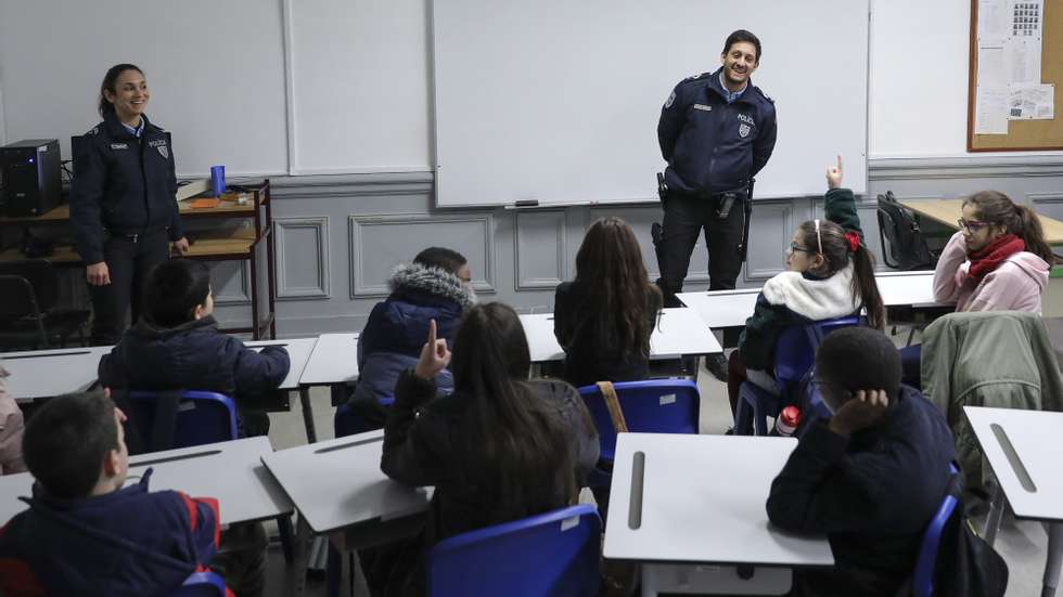 Os agentes Filipa Gomes (E) e Antero Correia (D) da PSP/Escola Segura falam para alunos da escola Casa Pia de Lisboa durante uma ação de prevenção dentro de uma sala de aula. Lisboa, 22 de janeiro de 2020. (ACOMPANHA TEXTO DE 30 DE JANEIRO DE 2020) MIGUEL A. LOPES/LUSA