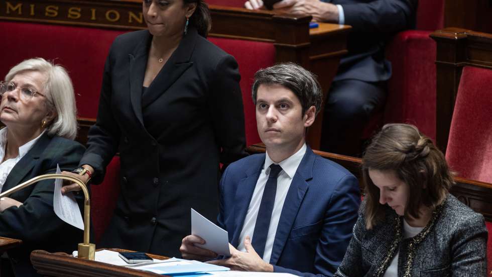 epa11101173 French Prime Minister Gabriel Attal (C) attends the weekly session of the questions to the government at the National Assembly in Paris, France, 24 January 2024. The French parliament started discussions on a constitutional bill to enshrine women's right to voluntary termination of pregnancy in the constitution.  EPA/CHRISTOPHE PETIT TESSON