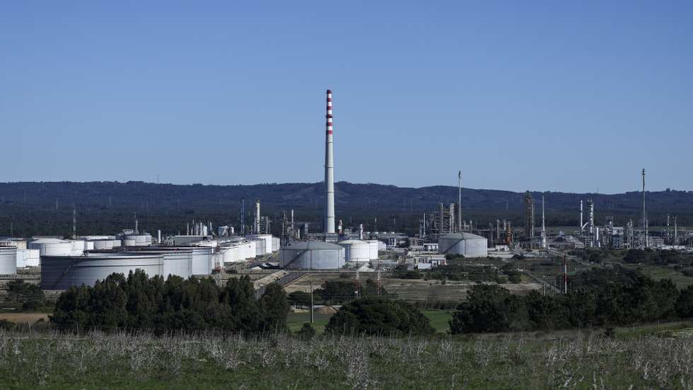 Silos da refinaria da Galp em Sines, 22 de novembro de 2023. A Estratégia Nacional para o Hidrogénio (EN-H2) foi aprovada pelo Conselho de Ministros em 21 de maio de 2020 e contemplava um grande projeto em Sines, que custará entre 04 a 4,5 mil milhões de euros dos 7.000 milhões totais previstos para o plano, dos quais 85% seria investimento privado. (ACOMPANHA TEXTO DA LUSA DE 26 DE NOVEMBRO DE 2023). MIGUEL A. LOPES/LUSA