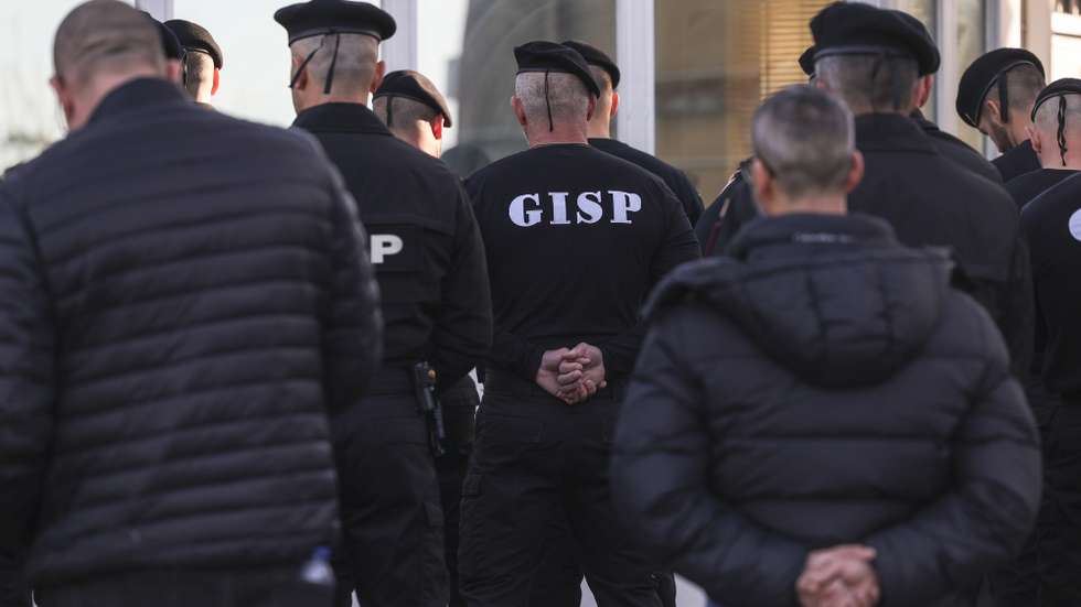 Guardas prisionais participam numa vigília organizada pelo Sindicato Nacional da Guarda Prisional (SNCGP), em protesto pelas condições de carreira e trabalho, incluindo a questão do subsídio de missão, esta manhã em frente ao Estabelecimento Prisional de Monsanto, 25 de janeiro de 2024. MIGUEL A. LOPES/LUSA