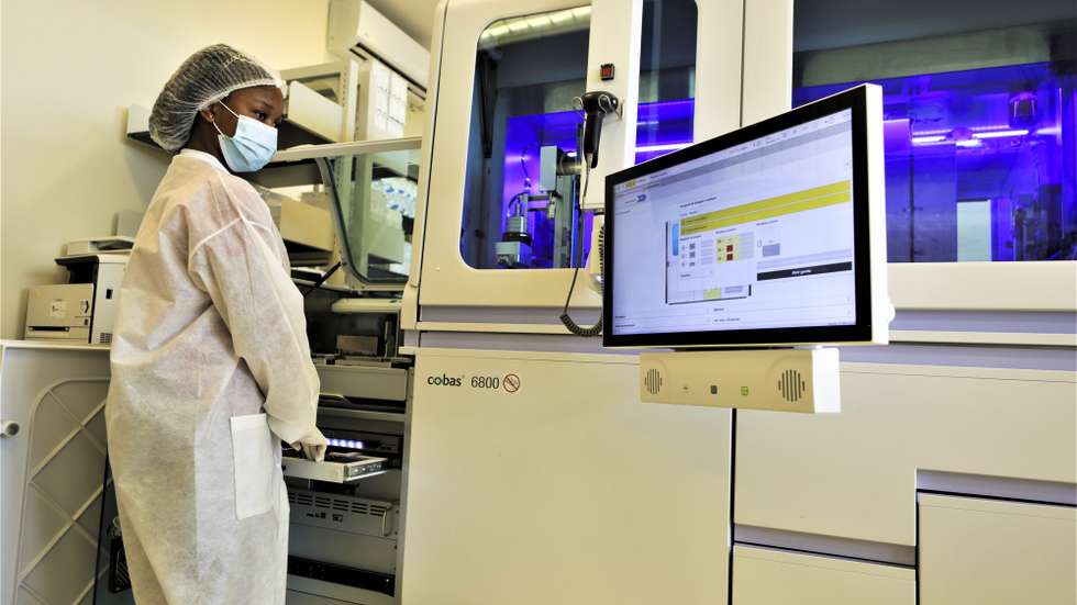 Técnicos de saúde trabalham no laboratório do Instituto Nacional de Saúde (INS), localizado a 30 quilómetros da cidade de Moçambique, onde foram analisadas as primeiras amostras e confirmados os primeiros casos de covid-19 no país, Maputo, Moçambique, 27 de julho de 2023. O diretor-geral do INS, Eduardo Samo Gudo, reconheceu, em entrevista à Lusa, que a covid-19 serviu de escola, na qual o país conseguiu tirar partido da experiência com doenças infecciosas. (ACOMPANHA TEXTO DA LUSA DO DIA 31 DE JULHO DE 2023). LUÍSA NHANTUMBO/LUSA