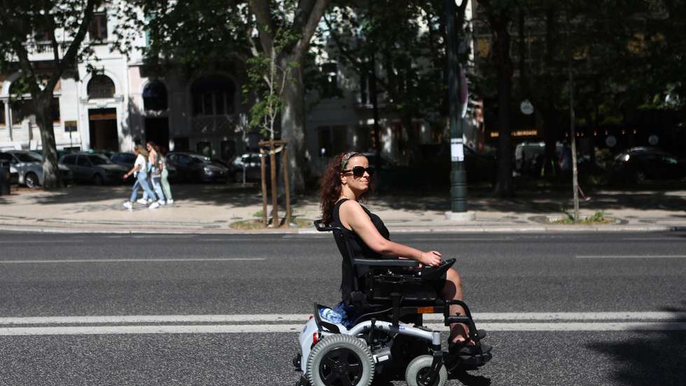 Uma cidadã deficiente protesta durante a 5.ª Marcha pela Vida Independente, em Lisboa, 07 de maio de 2022. A iniciativa organizada pela Associação CVI - Centro de Vida Independente, Associação Portuguesa Voz do Autista, Associação Salvador, Associação Spina Bífida e Hidrocefalia de Portugal, Federação das Associações Portuguesas de Paralisia Cerebral e Federação das Doenças Raras de Portugal, assinala o Dia Europeu da Vida Independente comemorado no dia 05 de maio. ANTÓNIO PEDRO SANTOS/LUSA