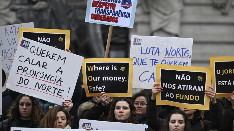 Trabalhadores participam na greve de 24 horas das redações do Jornal de Notícias, TSF, O Jogo e Diário de Notícias, detidas pelo Global Media Group (GMG), convocada pelo Sindicato dos Jornalistas, Porto, 10 de janeiro de 2024. Os trabalhadores do GMG "exigem o pagamento imediato das retribuições em falta, do subsídio de Natal e a remuneração devida aos prestadores de serviço, vulgo “recibos verdes”; exigem que a Comissão Executiva ponha termo imediato a qualquer processo que determine a cessação de contratos de trabalho; exigem que a administração coloque o seu foco no investimento e na melhoria das condições de trabalho de forma a projetar o crescimento do grupo e a propiciar condições para uma efetiva liberdade de informação de todos os cidadãos". FERNANDO VELUDO/LUSA