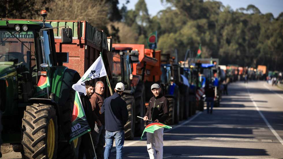 Agricultores manifestam-se com tratores nas estradas de Estarreja, organizada pela União dos Agricultores e Baldios do Distrito de Aveiro e pela Confederação Nacional de Agricultores, pelo direito humano à alimentação adequada, por condições justas e pela valorização da atividade, em Estarreja, 02 de fevereiro de 2024. Em causa estão os cortes nos pagamentos aos agricultores no âmbito do Plano Estratégico da Política Agrícola Comum (PEPAC). JOSÉ COELHO/LUSA