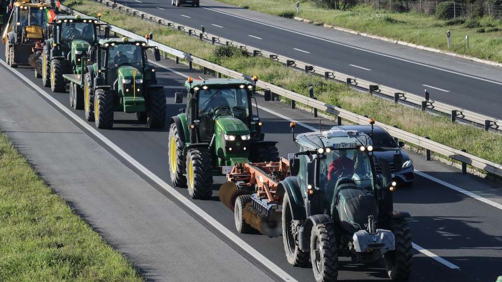Protesto dos agricultores provoca constrangimentos na circulação na IC32 devido a uma marcha lenta nas zonas de Alcochete, Montijo e Moita. No Montijo, 02 de fevereiro de 2024. O protesto, uma iniciativa do Movimento Civil de Agricultores, decorre um dia depois de o Governo ter anunciado um pacote de mais de 400 milhões de euros, destinado a mitigar o impacto provocado pela seca e a reforçar o Plano Estratégico da Política Agrícola Comum (PEPAC). RUI MINDERICO/LUSA