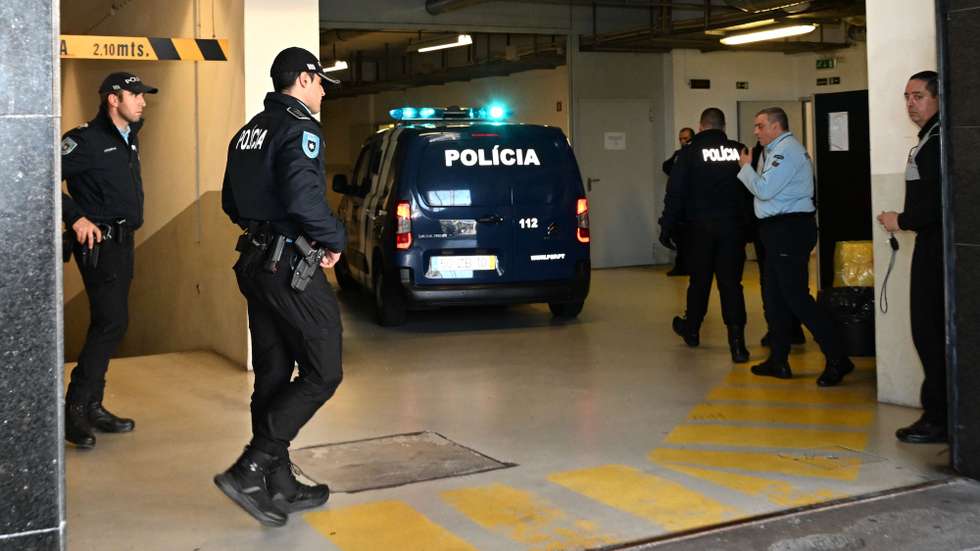 Chegada ao Tribunal de Instrução Criminal (TIC) de veículos celulares da Polícia com alguns de detidos da operação "Pretoriano", no Porto, 02 de fevereiro de 2024. Na passada na quarta-feira, a PSP deteve hoje 12 pessoas, incluindo o líder dos Super Dragões, Fernando Madureira, a sua mulher, Sandra Madureira, vice-presidente da claque, e o oficial de ligação aos adeptos do FC Porto, Fernando Saul, no âmbito de um processo que investiga os incidentes ocorridos durante essa AG. FERNANDO VELUDO/LUSA
