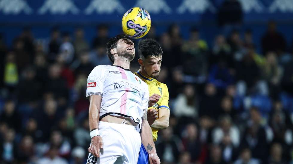 O jogador do Estoril Praia, Marqués (D), disputa a bola com o jogador do Estrela da Amadora, Rúben Lima (E), durante o jogo da 20ª jornada da I Liga de futebol, disputado no Estádio António Coimbra da Mota, em Cascais, 04 de fevereiro 2024. RODRIGO ANTUNES/LUSA