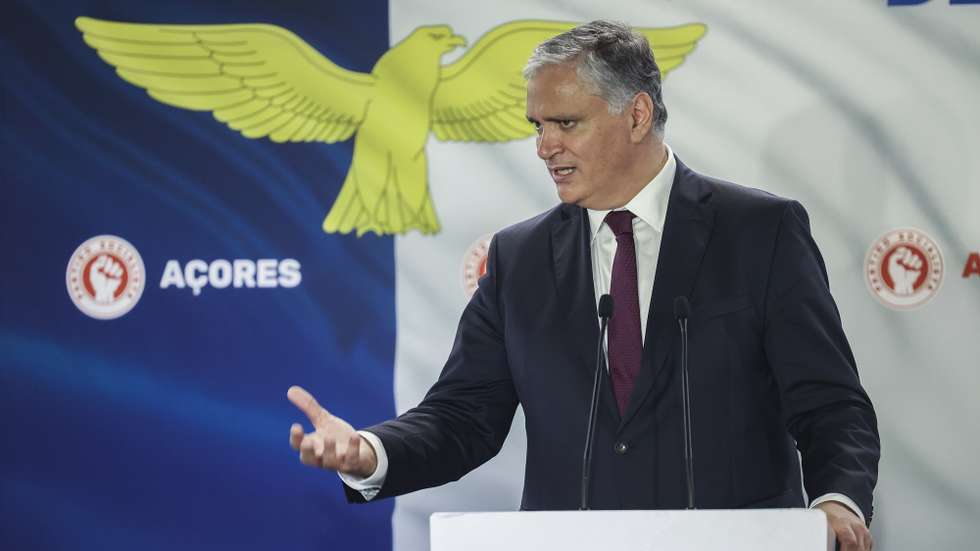 O presidente do PS/Açores, Vasco Cordeiro, reage após resultados das eleições legislativas regionais, Ponta Delgada, Açores, 04 de fevereiro de 2024. O PS/Açores perdeu hoje pela primeira vez, desde 1996, as eleições legislativas regionais, ao eleger 23 deputados, quando a coligação PSD/CDS-PP/PPM elegeu 26 parlamentares da Assembleia Legislativa. ANDRÉ KOSTERS/LUSA