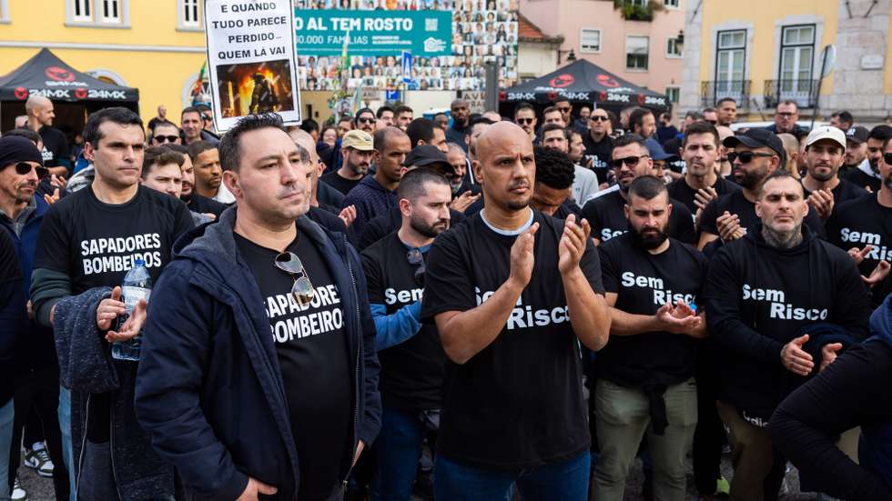 Cerca de meio milhar de bombeiros sapadores de todo o país concentram-se em frente à Assembleia da República para reivindicar a atribuição de um subsídio de risco e que a profissão seja considerada de desgaste rápido, Lisboa, 6 de fevereiro de 2024.  JOSÉ SENA GOULÃO/LUSA