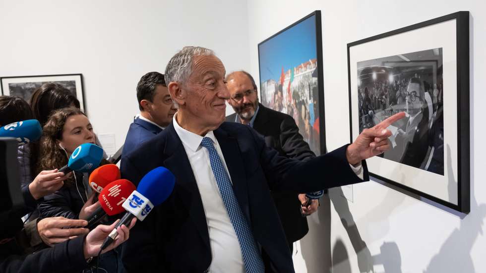O Presidente da República, Marcelo Rebelo de Sousa, durante uma visita à exposição do fotógrafo Eduardo Gageiro "Factum", na Cordoaria Nacional, em Lisboa, 07 de fevereiro de 2024. JOSÉ SENA GOULÃO/LUSA
