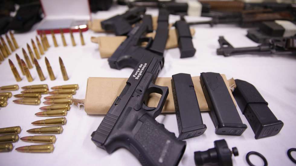 Três das pistolas Glock que desapareceram da direção nacional da PSP há mais de um ano foram recuperadas numa grande operação realizada no distrito de Lisboa, 19 fevereiro 2018. Durante esta operação, realizada no domingo em vários locais do distrito de Lisboa, foram apreendidos mais de 700 quilogramas de droga, 14 armas de fogo, incluindo metralhadoras e pistolas Glock.    ANDRÉ KOSTERS / LUSA