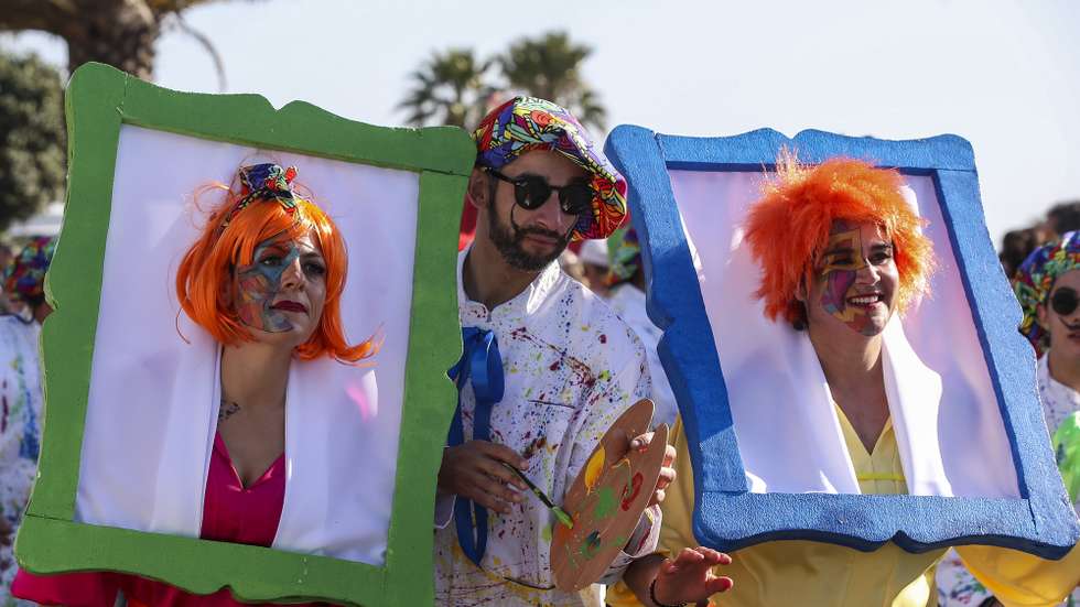 Figurantes dançam durante o cortejo do Carnaval da Figueira da Foz, 27 de fevereiro de 2022. PAULO NOVAIS/LUSA