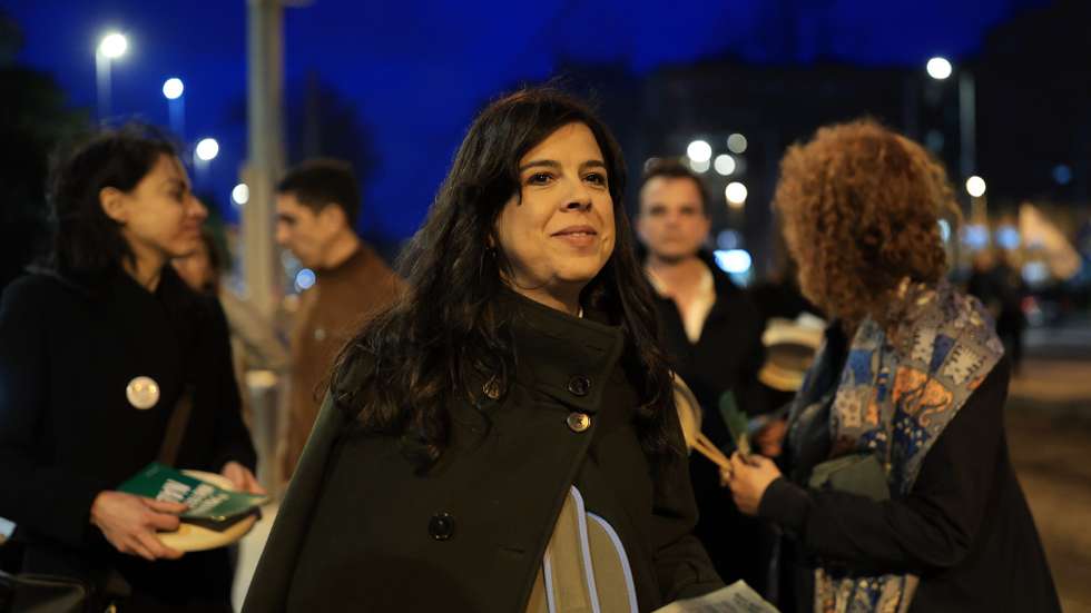 Inês de Sousa Real (C), porta-voz do partido Pessoas-Animais-Natureza (PAN), durante uma ação de rua em Matosinhos, para as próximas eleições legislativas, 07 de fevereiro 2024. ESTELA SILVA/LUSA