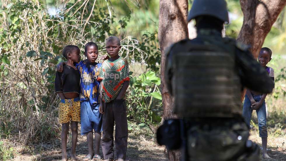 Tropas de Moçambique vigiam perímetro na aldeia de Mute, Cabo Delgado, norte de Moçambique, 26 de junho de 2023. Há residentes de etnia maconde que já rumaram a Mueda, no planalto de Cabo Delgado, “para plantar milho”, mas o que os muânis como Assumane sabem fazer é plantar arroz nos campos de Auasse, ali perto de Mocímboa de Praia. (acompanha texto de 26 de junho de 2023). LUÍS FONSECA/LUSA
