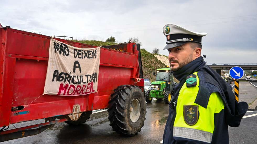 Agricultores de Torres Vedras, Cadaval, Lourinhã, Bombarral, Óbidos, Alcobaça e Caldas da Rainha, do intitulado Movimento Cívico dos Agricultores da Região Oeste (movimento espontâneo de agricultores), percorreram em marcha lenta entre o Bombarral até Caldas da Rainha, como protesto para chamar a atenção dos políticos que estão em campanha eleitoral para a agricultura, 15 de fevereiro de 2024.  CARLOS BARROSO/LUSA
