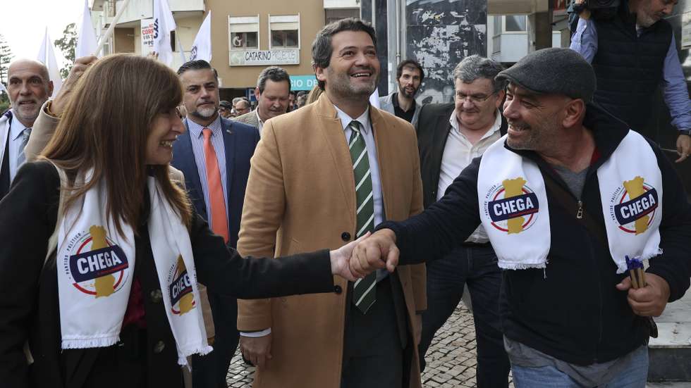 O presidente do Chega, André Ventura (C), acompanhado pelo deputado, Rui Paulo Sousa (C-E), durante uma arruada em Mem Martins, 15 de fevereiro de 2024. MANUEL DE ALMEIDA/LUSA