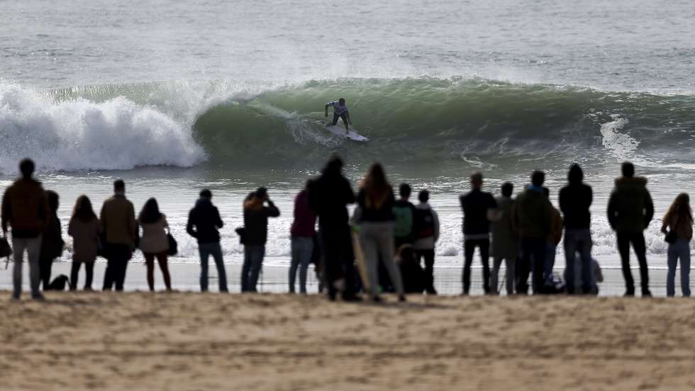 O surfista Tiago Pires, durante uma bateria na prova de surf Capítulo Perfeito que decorre na Praia de Carcavelos, Cascais, contando com 16 surfistas nacionais e internacionais em prova, 20 de fevereiro de 2015. JOSE SENA GOULAO/LUSA