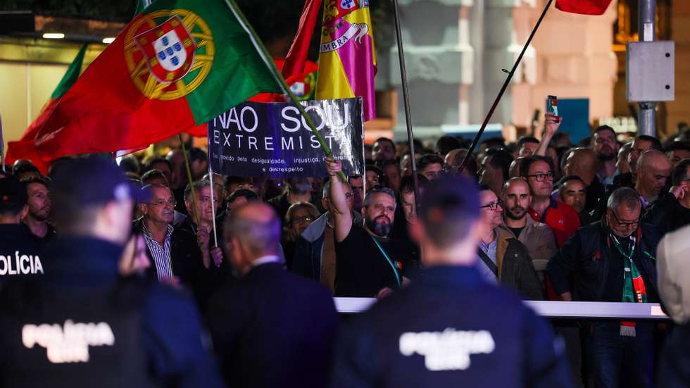 Polícias em protesto no Capitólio onde decorre o debate entre o secretário-geral do Partido Socilaista (PS), Pedro Nuno Santos e o presidente do Partido Social Democrata (PSD), Luis Montenegro, no Capitólio, em Lisboa, 19 de fevereiro de 2024. JOSÉ SENA GOULÃO/LUSA