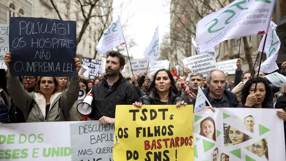 Manifestantes participam na greve de Técnicos Superiores de Diagnóstico e Terapêutica, para reivindicar a regularização urgente da carreira nas Instituições, o reconhecimento da aplicação do sistema de avaliação de desempenho, com a atribuição de 1,5 pontos por ano, a alteração da Tabela Salarial em paridade com as carreiras da administração pública, entre outras, junto ao Ministério da Saúde em Lisboa, 22 de fevereiro de 2024. FILIPE AMORIM/LUSA