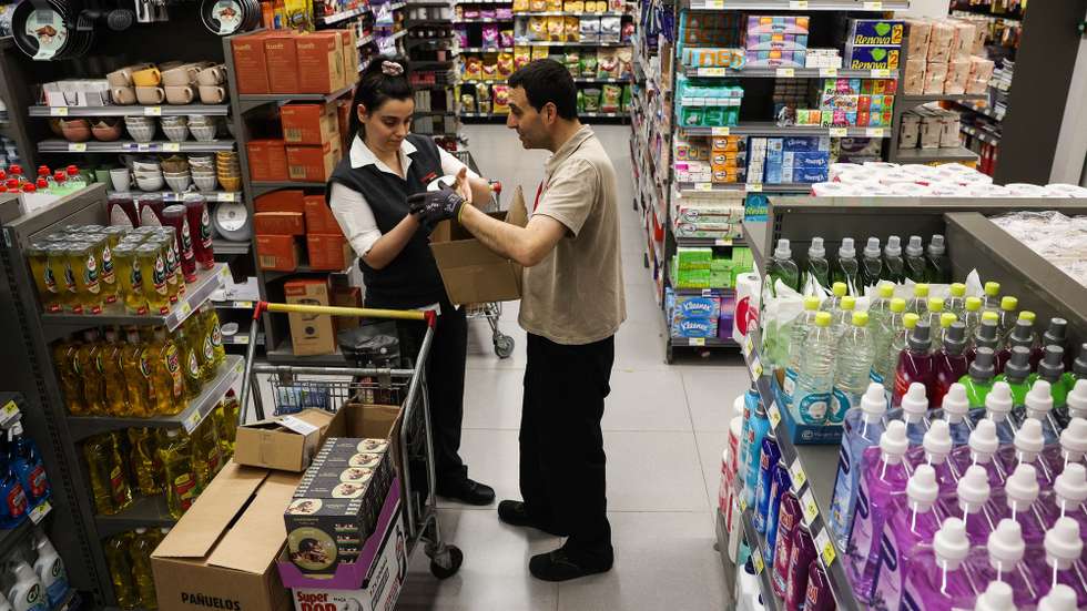 O trabalhador na Sonae, António Ferreira (D), faz reposição de produtos num supermercado Continente Bom Dia, e tem uma deficiência visual, em Lisboa, 27 de abril de 2023. A Valor T, agência de emprego para pessoas com deficiência, empregou 200 pessoas em dois anos, mas muitas mais esperam por uma oportunidade, o que leva a coordenadora da estrutura a desafiar as empresas a perderem o medo. (ACOMPANHA TEXTO DA LUSA DO DIA 14 DE MAIO DE 2023). TIAGO PETINGA/LUSA