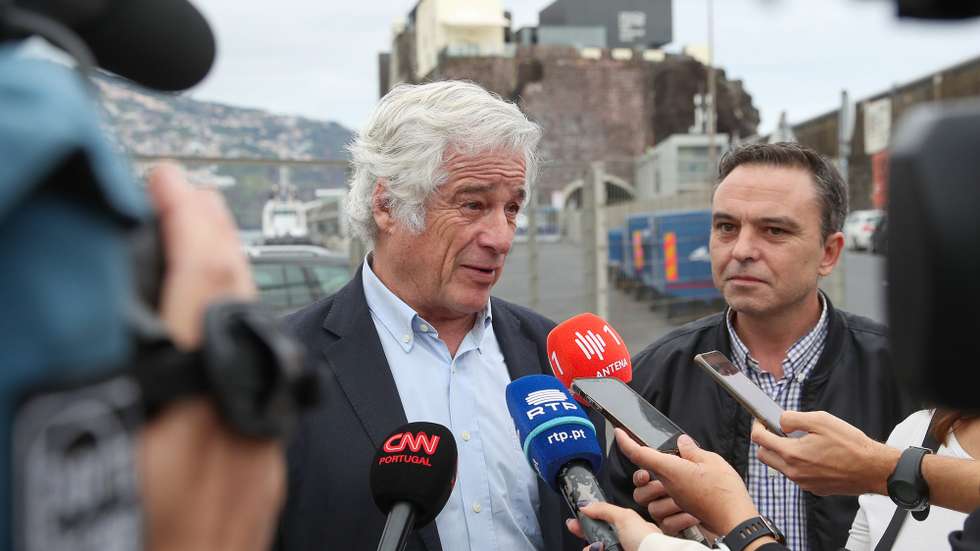 Gonçalo da Câmara Pereira (C), presidente do Partido Popular Monárquico (PPM), acompanhado pelo cabeça de lista pela Madeira, Paulo Brito (D), fala aos jornalistas durante a visita ao porto do Funchal em pré-campanha para as eleições legislativas nacionais, no Funchal, 22 de fevereiro de 2024.  HOMEM DE GOUVEIA/LUSA