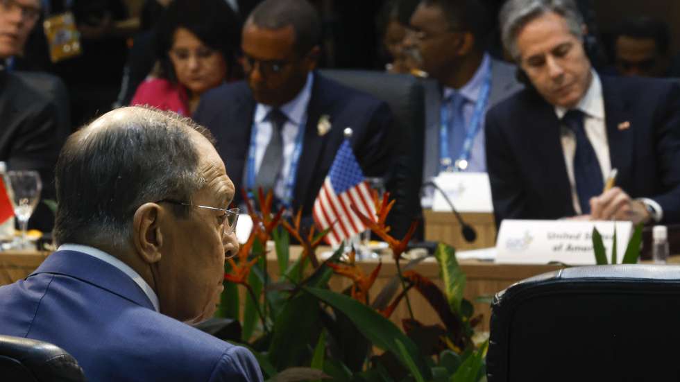epa11170803 The Russian Foreign Minister, Sergei Lavrov (L), and the United States Secretary of State, Antony Blinken (R), participate in the opening of the G20 foreign ministers' meeting in Rio de Janeiro, Brazil, 21 February 2024. The meeting of foreign ministers of the G20, a forum made up of the world's largest economies, began in Rio de Janeiro with a call from Brazil for peace and cooperation. The foreign ministers will focus the discussions on the reform of multilateral organizations, one of the issues promoted by Brazil as president of the forum.  EPA/Antonio Lacerda