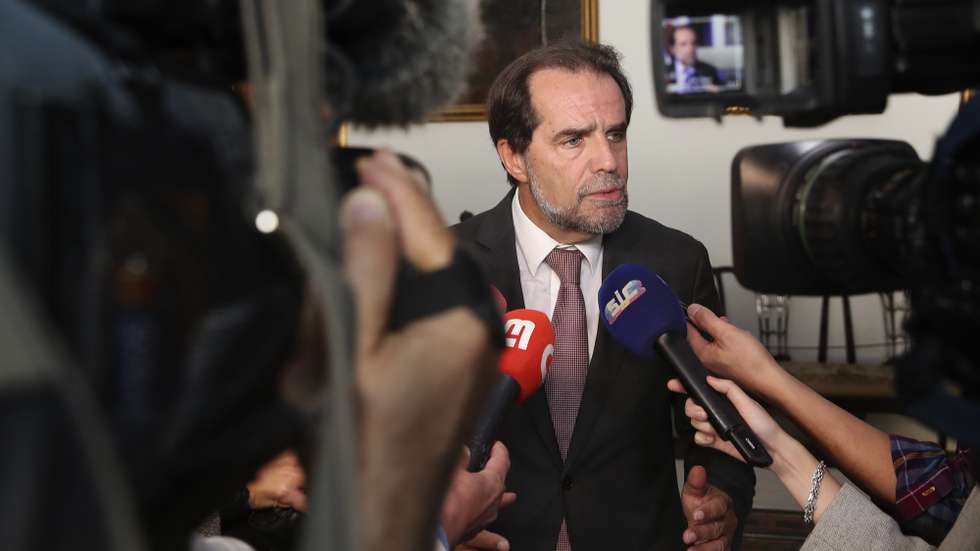 O presidente do Governo Regional da Madeira, Miguel Albuquerque, presta declarações à imprensa no final de um encontro com o representante da República para a Região Autónoma da Madeira, Ireneu Cabral Barreto (ausente da fotografia), no Palácio de São Lourenço, no Funchal, ilha da Madeira, 05 de fevereiro de 2024. HOMEM DE GOUVEIA/LUSA