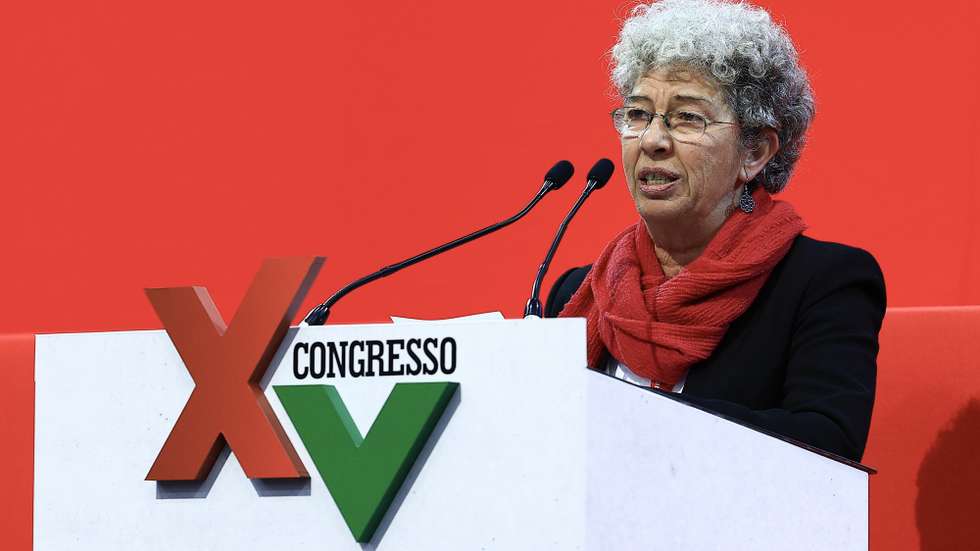 Isabel Camarinha, secretária-geral cessante da CGTP-IN, intervém na sessão de abertura do 15.º Congresso da CGTP-IN que tem como lema “Com os Trabalhadores, Organização, Unidade e Luta! Garantir Direitos, Combater a Exploração - Afirmar Abril por um Portugal com Futuro” e que decorre até dia 24 no Pavilhão Municipal da Torre da Marinha, Seixal, 23 de fevereiro de 2024.  ANTÓNIO COTRIM/LUSA