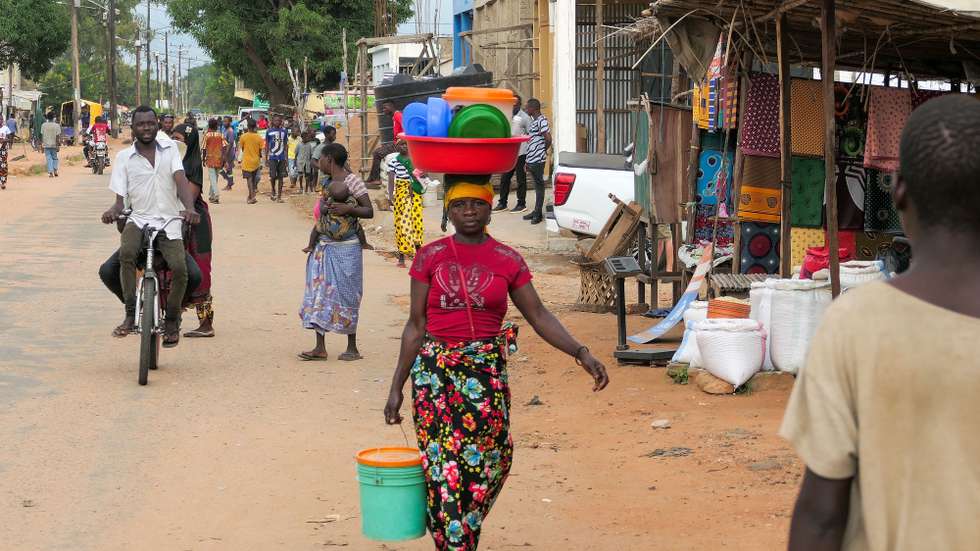 Na vila de Chiùre, sul da província moçambicana de Cabo Delgado, a vida muda, agora, do dia para a noite e o amanhecer na rua deixou de ser possível com a aproximação dos ataques terroristas na última semana, Chiùre, Moçambique, 24 de fevereiro. Na avenida principal da vila, o movimento intenso das primeiras horas do dia, com comércios abertos, centenas de vendedores ao longo de uma rua que se mistura entre terra batida, buracos e algum alcatrão, centenas a comprar ou caminhar sob um sol escaldante, vai esmorecendo ao início da tarde. (ACOMPANHA TEXTO DE 26 DE FEVEREIRO DE 2024). PAULO JULIÃO/LUSA