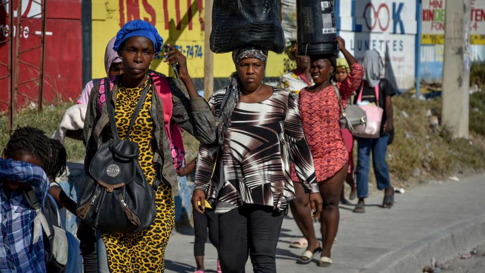 epa11148898 Haitian citizens walk after fleeing their homes due to gang violence in the Cite-Soleil neighborhood in Puerto Principe, Haiti, 12 February 2024. The surge in gang violence in Haiti has plunged the nation into turmoil and forced many to flee, resulting in more than 800 casualties recorded in January 2024.  EPA/SIFFOY CLARENS