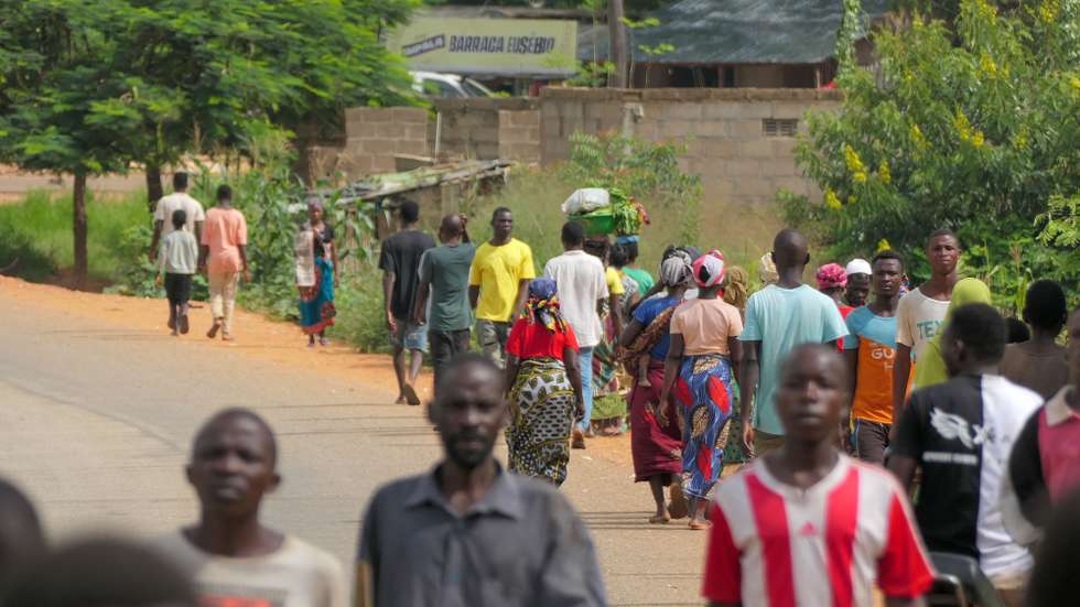 Mmala, aldeia moçambicana em Cabo Delgado, tinha mais de 11 mil pessoas, mas dois ataques dos terroristas levaram a população a fugir nos últimos dias com crianças ao colo, carregando à cabeça o pouco que escapou à destruição. Face a isto, a solução tem sido fugir à pressa, nomeadamente para a vila de Chiùre, hoje o último reduto de alguma segurança nas proximidades. Ainda assim, uma viagem de três dias a pé, por campos agrícolas e estradas, num movimento de milhares de pessoas em simultâneo,  Cabo Delgado, Moçambique, 24 de fevereiro de 2024. (ACOMPANHA TEXTO DE 25/02/2024) PAULO JULIÃO/LUSA