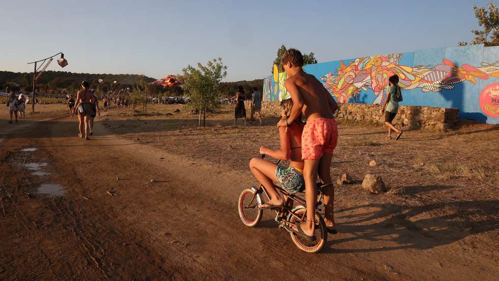 Visitantes no Boom Festival, em Idanha-a-Nova, conta com 21 palcos oficiais, 544 artistas, 181 facilitadores, 69 assistentes e 100 terapeutas, para um público de 41 mil pessoas de 177 nacionalidades, segundo a organização, 23 de julho de2022. PEDRO REIS MARTINS/LUSA.