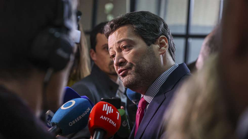 O presidente do Chega, André Ventura fala aos jornalistas à entrada no almoço/comício da campanha do partido para as eleições legislativas de 10 de março, num restaurante em Coimbra, 2 de março de 2024. O Presidente da República decretou a 15 de janeiro a dissolução do parlamento e a convocação de eleições legislativas antecipadas para 10 de março, na sequência da demissão do primeiro-ministro, António Costa, apresentada em 07 de novembro, por causa da Operação Influencer, e de imediato aceite pelo Presidente da República. PAULO NOVAIS/LUSA