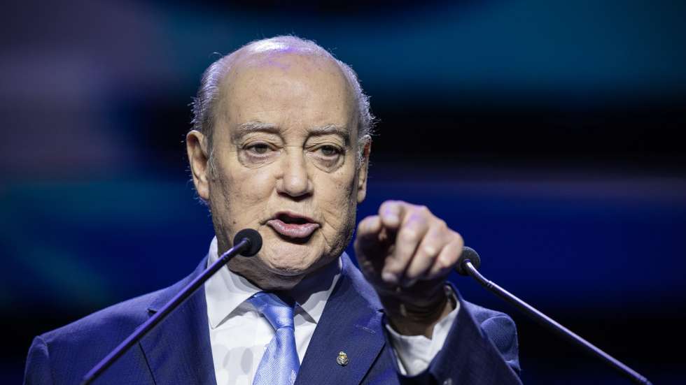 Jorge Nuno Pinto da Costa, intervém durante a apresentação da sua candidatura à presidência do Futebol Clube do Porto, no Coliseu do Porto, 4 de fevereiro de 2024. Pinto da Costa, de 86 anos, concorrerá a um 16.º mandato seguido à frente do FC Porto, numa fase em que é o dirigente com mais títulos e longevidade do futebol mundial, tendo sido eleito pela primeira vez como 33.º presidente da história do clube em abril de 1982. JOSÉ COELHO/LUSA
