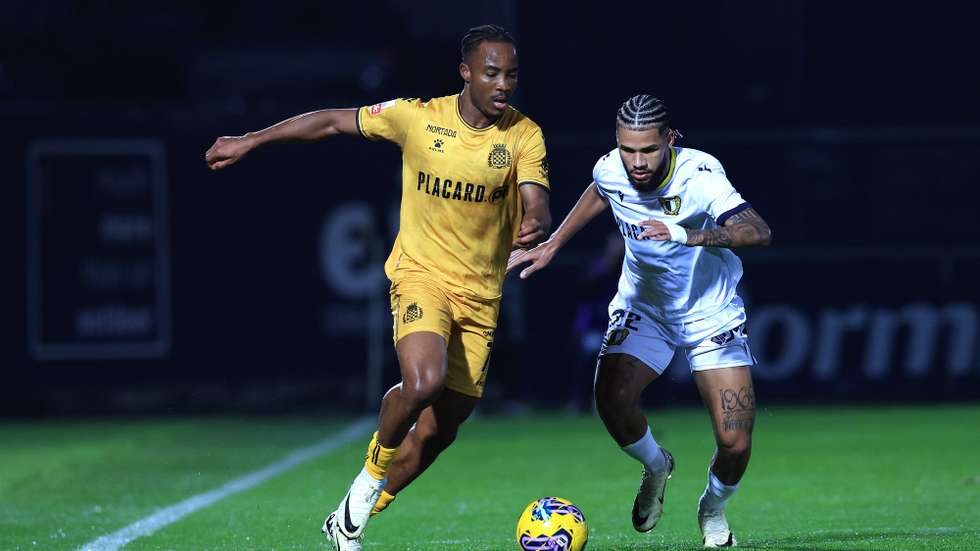 O jogador do Famalicão, Nathan Santos (D), disputa a bola com o jogador do Boavista, Bruno Onyemaechi, durante o jogo da 24.ª jornada da I Liga de futebol, disputado no estádio Municipal de Famalicão, 04 de março de 2024. ESTELA SILVA/LUSA