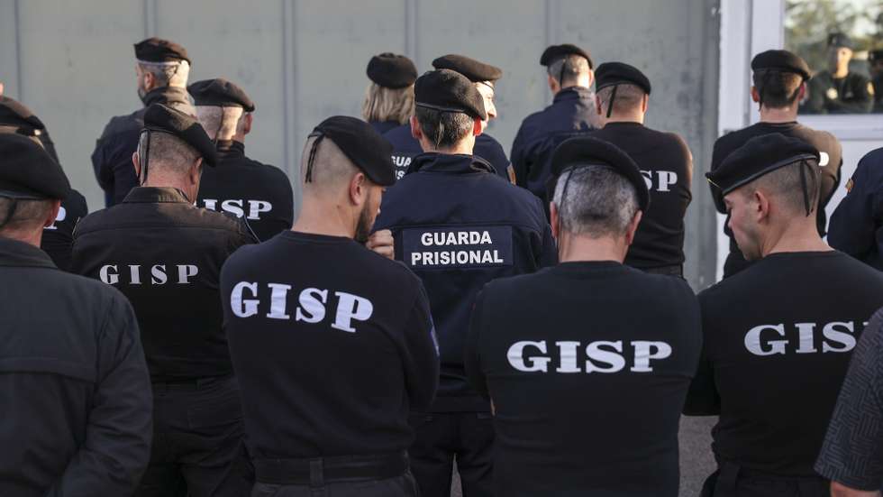 Guardas prisionais participam numa vigília organizada pelo Sindicato Nacional da Guarda Prisional (SNCGP), em protesto pelas condições de carreira e trabalho, incluindo a questão do subsídio de missão, esta manhã em frente ao Estabelecimento Prisional de Monsanto, 25 de janeiro de 2024. MIGUEL A. LOPES/LUSA