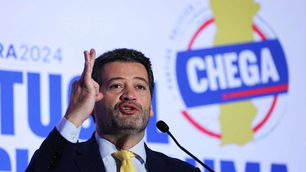 O presidente do Chega, André Ventura, discursa durante um almoço-comício com apoiantes no âmbito da campanha para as eleições legislativas de 10 de março, Beja, 06 de março de 2024. Mais de 10,8 milhões de portugueses são chamados a votar no domingo para eleger 230 deputados à Assembleia da República. A estas eleições concorrem 18 forças políticas, 15 partidos e três coligações. NUNO VEIGA/LUSA