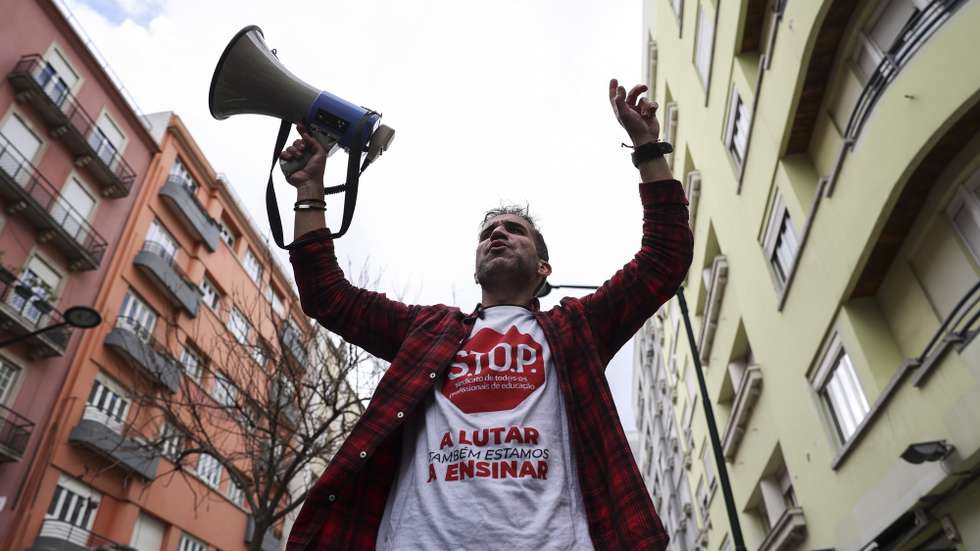 Professores do STOP (Sindicato de todos os Professores) participam na arruada nacional pela Escola Pública "para que a escola pública não seja esquecida durante a campanha eleitoral", Lisboa, 2 de março de 2024.  MIGUEL A. LOPES/LUSA