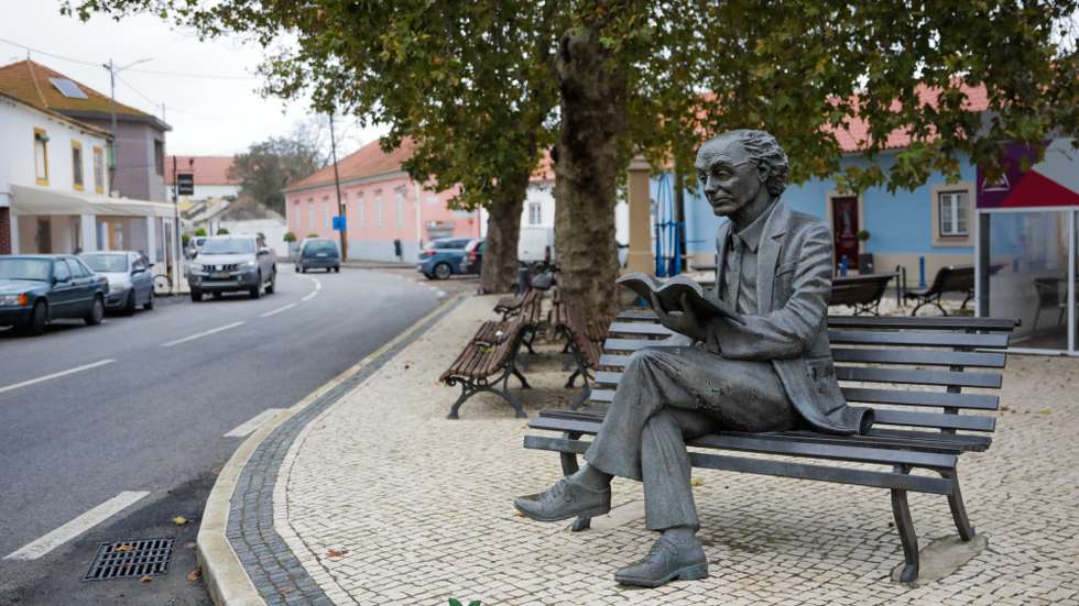 A estátua de José Saramago na sua terra natal, Azinhaga, no dia em que se completa o projeto "Cem oliveiras para Saramago”, uma iniciativa da Junta de Freguesia de Azinhaga, da Câmara Municipal da Golegã e da Fundação José Saramago, que arrancou a 22 de novembro de 2019 e que pretende homenagear o escritor português na sua terra natal com a plantação de cem árvores, Golegã, 16 de novembro de 2022. PAULO CUNHA/LUSA