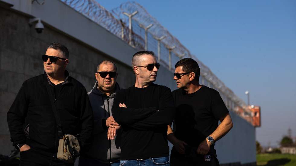 Guardas prisionais participam na vigília junto à prisão de Custóias em dia de greve convocada pelo Sindicato Nacional do Corpo da Guarda Prisional, em prol da valorização e dignificação da profissão, reestruturação de suplementos remuneratórios e aprovação do sistema de avaliação de desempenho, em Matosinhos, 31 de janeiro de 2024. JOSÉ COELHO/LUSA