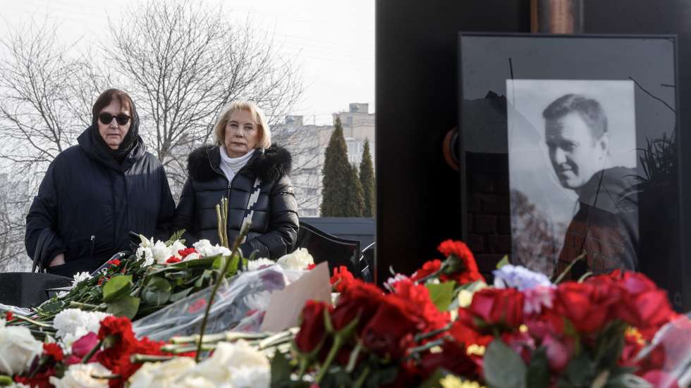Lyudmila Navalnaya (E), mãe de Alexei Navalny, junto à campa do filho no dia do seu funeral.
